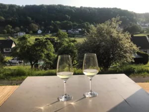 Terrasse des eifelhausaufzeit mit Blick in die Vulkaneifel im Herbst