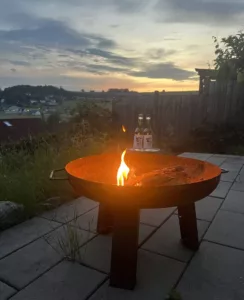 Gemütlicher Herbstabend am Feuer im eifelhausaufzeit in der Vulkaneifel
