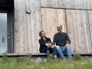 Sabine und Olaf vor dem eifelhausaufzeit in der Vulkaneifel