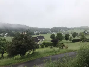 Landschaft der Vulkaneifel mit Blick vom eifelhausaufzeit