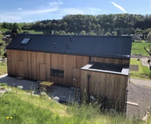 Rückansicht des eifelhausaufzeit mit Blick auf die Landschaft der Vulkaneifel