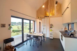 Wohnbereich des eifelhausaufzeit mit hoher Decke und Blick in die Landschaft