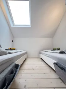 Schlafempore im eifelhausaufzeit mit Blick auf den Sternenhimmel