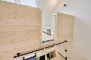 Schlafempore im eifelhausaufzeit mit Blick auf den Sternenhimmel