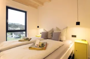 Schlafzimmer im eifelhausaufzeit mit Doppelbett 160 x 200 cm