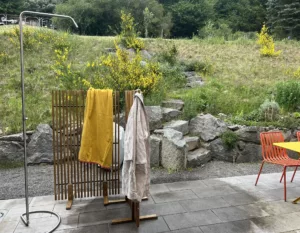 Außendusche des eifelhausaufzeit mit Blick ins Grüne