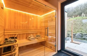 Private Sauna des eifelhausaufzeit mit Blick ins Grüne