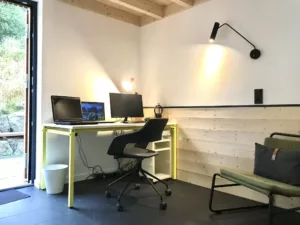 Arbeitsplatz mit Schreibtisch und Blick ins Grüne im eifelhausaufzeit