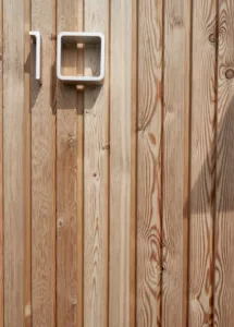 Holz, Kalkputz und Naturstein im Innenraum des eifelhausaufzeit