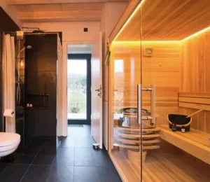 Holz, Kalkputz und Naturstein im Bad des eifelhausaufzeit