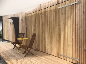 Drei Terrassen und rund 1.000 m² Wiese bieten Platz für Zeit draußen