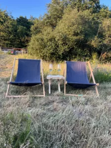 Terrasse des eifelhausaufzeit mit Blick über die Wiese