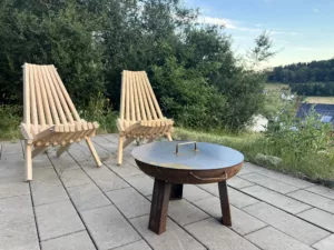 Terrasse des eifelhausaufzeit mit Lagerfeuer und Blick in die Landschaft