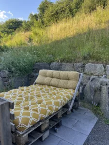 Ruhiger Rückzugsort im eifelhausaufzeit mit Blick in die Landschaft