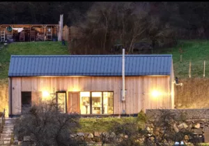 eifelhausaufzeit bei Abendlicht mit Blick über die Landschaft