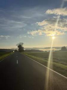 Weitblick über die grünen Hügel und Wiesen der Vulkaneifel.