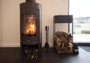 Brennendes Feuer im Kaminofen des Ferienhauses eifelhausaufzeit.