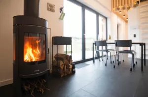 Brennendes Feuer im Kaminofen des Ferienhauses eifelhausaufzeit.