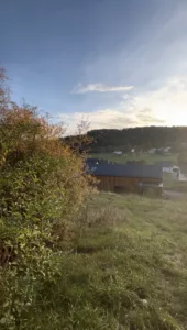 Ferienhaus eifelhausaufzeit in Immerath mit Holzfassade und Blick über die Vulkaneifel.